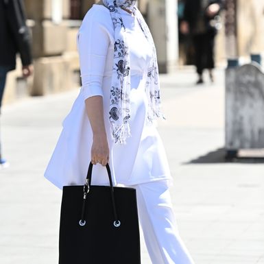 Mirela Holy u bijeloj kombinaciji