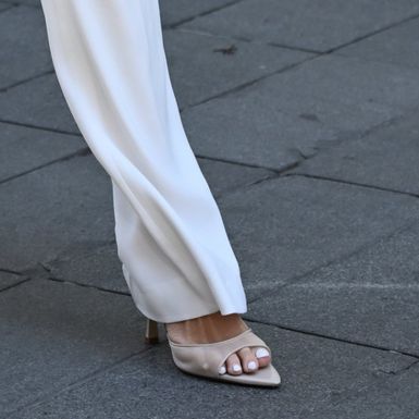 Ulična moda plavokosa dama u ženstvenom izdanju - 3