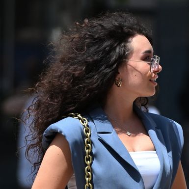 Ljepotica iz Zagreba u efektnom prsluku