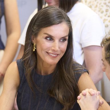 Kraljica Letizia u traper haljini i crvenim cipelama - 5