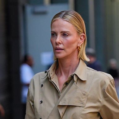 Charlize Theron u širokim bijelim hlačama savršenima za ljeto - 5