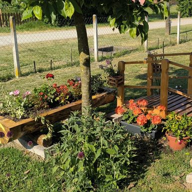 Supružnici Davor i Barbara Gregčević u svom dvorištu uredili su grobek s cvijećem za svoje bivše peseke - 4