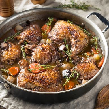 Piletina u vinu (coq au vin)