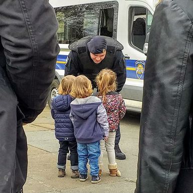Prizor nasmiješenog policajca koji razgovara s djecom raznježio je mnoge