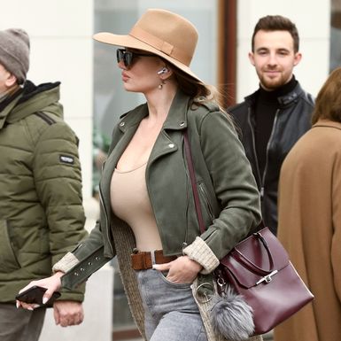 Dramaturginja Tea Matanović na zagrebačkoj špici u poderanim trapericama