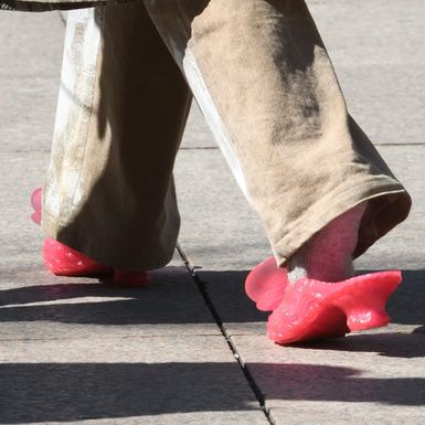 Efektne cipele napravljene su od hipoalergene i 100 posto veganske vrste PVC-a