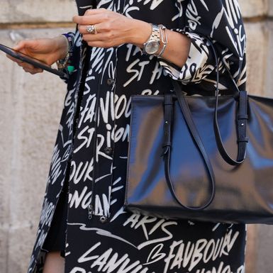 Velike torbe su omiljeni odabir za odlazak na posao i druge prigode
