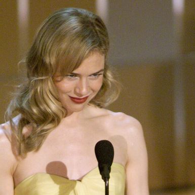 Renee Zellweger na Oscarima 2001. u haljini Jeana Dessesa