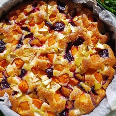 Biskvitni kolač s voćem