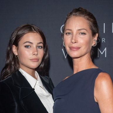 Grace Burns s mamom Christy Turlington