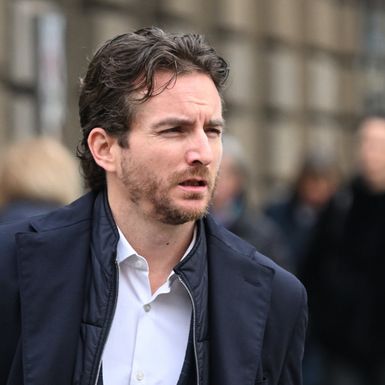 Muškarac sa špice u odličnoj klasičnoj kombinaciji