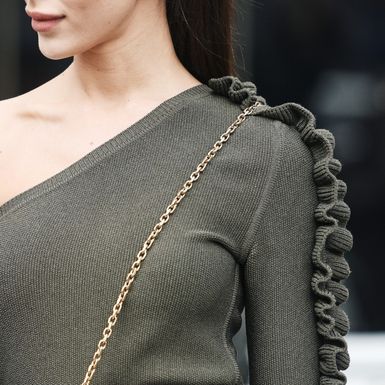 Haljine na jedno rame bit će hit proljetnih kombinacija