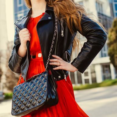 Žena u kožnatoj jakni