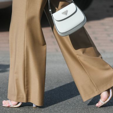 Svijetlosmeđe hlače širokog kroja hit su proljeća