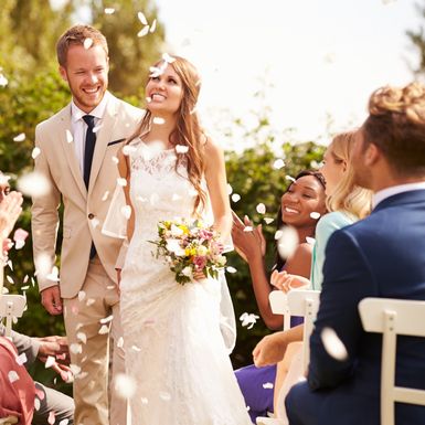 Bacanje konfeta ili latica svijeća često je na vjenčanjima