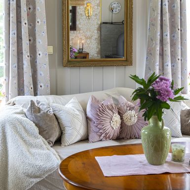 Drvena zidna obloga prostoru daje osjećaj dubine i elegancije