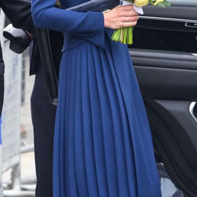 Catherine Middleton u tamnoplavoj kaput-haljini dizajnerice Catherine Waker