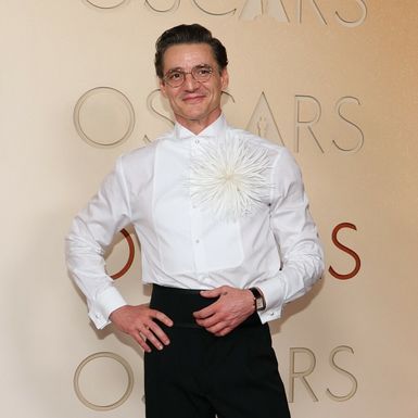 Pedro Pascal u hlačama visokog struka i bijeloj košulji s potpisom Chanela