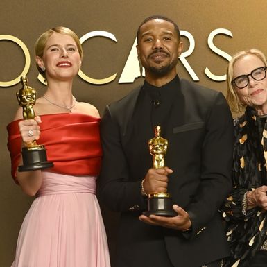 Amy Madigan u društvu Jesse Buckley i Michaela B. Jordana, nagrađenih za najbolje glavne glumce