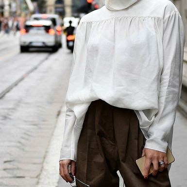 Bijela bluza je modni klasik
