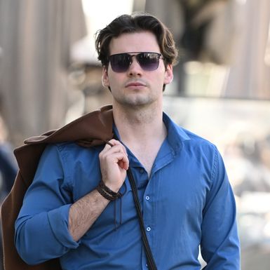 Muškarac sa špice u sjajnoj modnoj kombinaciji