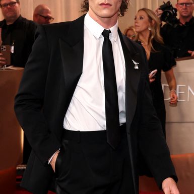 Connor Storrie u odijelu na Zlatnim globusima