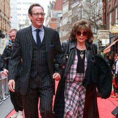 Joan Collins u kožnatom kaputu i kariranoj suknji - 2