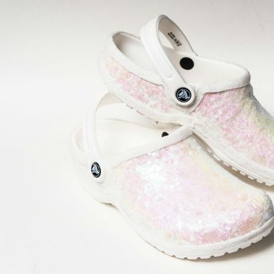 Bijele kroksice ukrašene svjetlucavim perlicama - 1