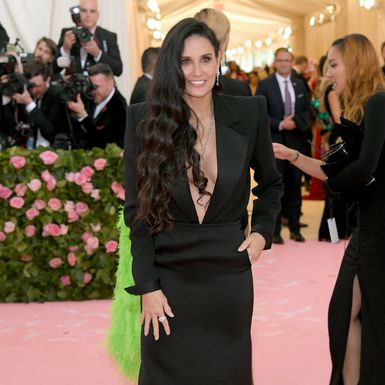 Demi u haljini modne kuće Saint Laurent