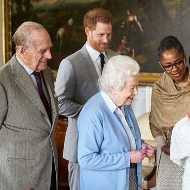 Maleni Archie okružen članovima obitelji