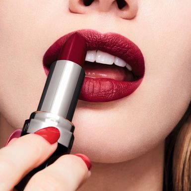 Kišni i vjetroviti dani zaslužuju crveni ruž