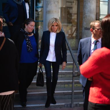 Prva dama u tamnoplavim trapericama skinny kroja