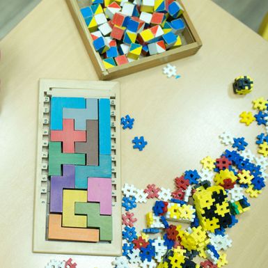 Djevojčica u Montessori vrtiću