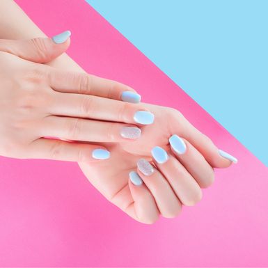 Svjetlo plava boja na noktima podsjećat će vas na more i ljeto