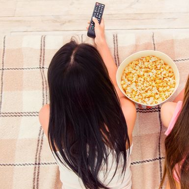 Djevojčice gledaju TV