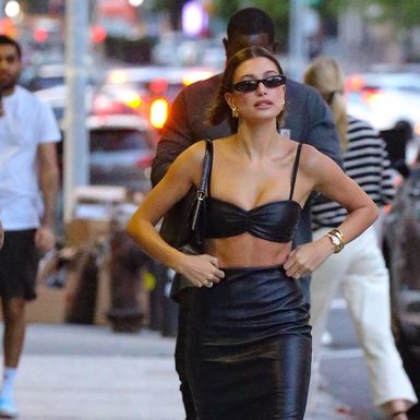 Hailey Bieber u kožnoj suknji