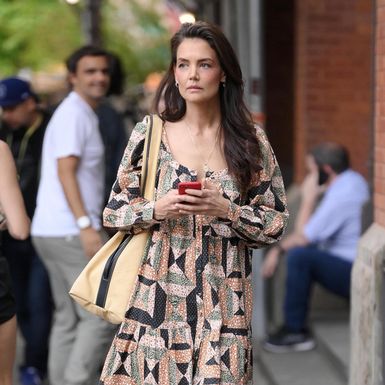 Katie Holmes u haljini s patchwork uzorkom i tenisicama - 4