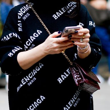 Odjevni komadi i dodaci s logom u street style kombinacijama s Tjedana mode - 2
