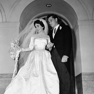 Najtradicionalniju vjenčanicu s dugim velom Elizabeth Taylor nosila je na prvom vjenčanju za Conrada Hiltona 1950.
