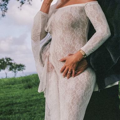 Hailey Bieber u vjenčanici od čipke modne kuće Saint Laurent - 3