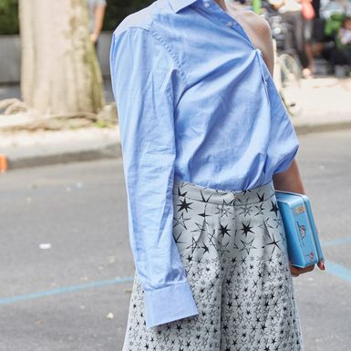 Plavu košulju isplati se dodati u ormar