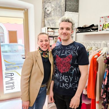 Dizajnerica Mirna Rasberger s Markom Purišićem u majici kratkih rukava