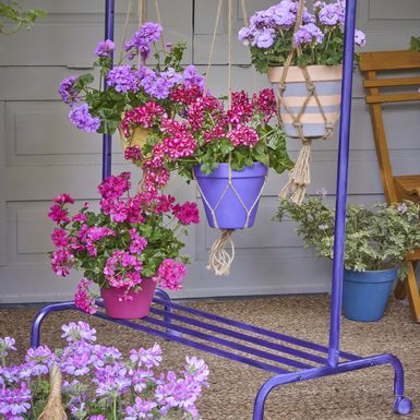 Stalak za viseće makrame košare s pelargonijama