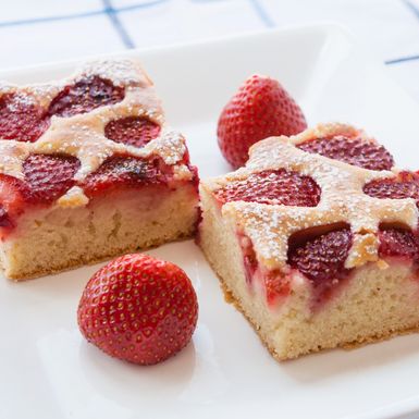 Kolač s jagodama i grizom