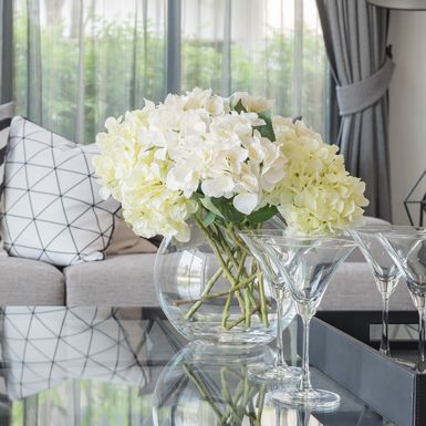 Stakleni stol u dnevnom boravku