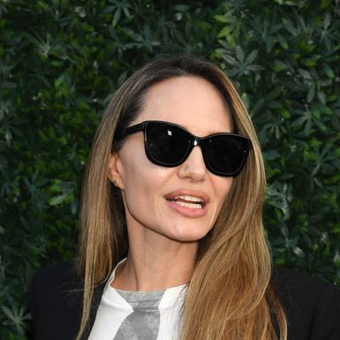 Angelina Jolie u majici s printom kravate