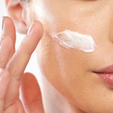 Žena nanosi kremu