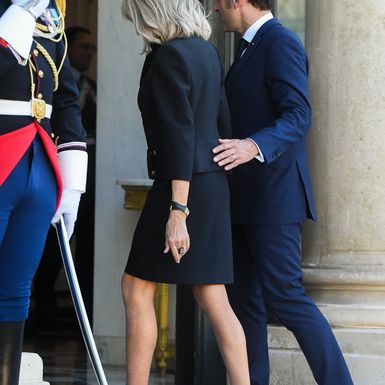 Brigitte Macron u crnom odijelu i salonkama