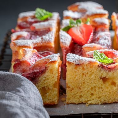 Kolač od jogurta s jagodama