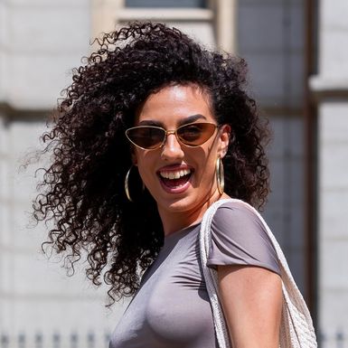 Bijele hlače u street style izdanju ljepotice sa špice